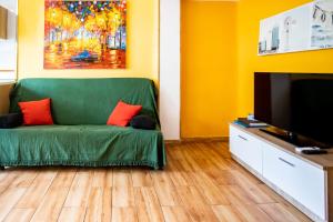 马德里Casa Cobo Exclusivo Alojamiento en Madrid的客厅配有绿色沙发和电视