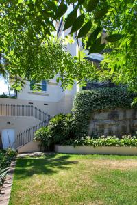 悉尼Ravenscourt’s Studio Apartment Close to Everything的白色的房子,有栅栏和院子