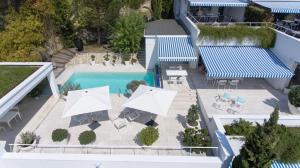 La Villa Haute Corniche内部或周边泳池景观