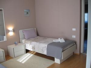 罗波里卡Ane Apartment的一间小卧室,配有一张床和镜子