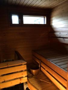 伊马特拉Saimaa Style Spa Chalet的空的小屋,有长凳和窗户