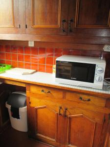 Habas基特哈巴斯酒店的厨房的台面上有一个微波炉