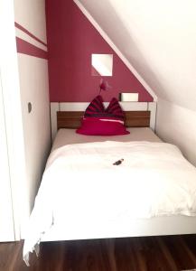 维利希Sweet Home的卧室配有白色的床铺和红色的墙壁
