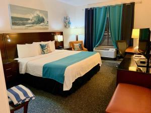 Hotel Pensacola客房内的一张或多张床位