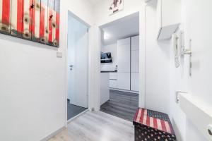 汉诺威Private Apartment的走廊,门通往带白色橱柜的厨房