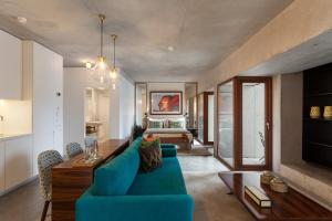 波尔图S.Bento Residences的客厅配有蓝色的沙发和床。