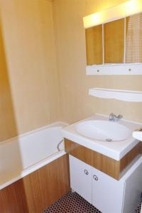 塞尼奥斯Réf 546, Seignosse océan , Appartement classé 2 étoiles , plage et centre à 5mn, 5 personnes的浴室配有盥洗盆和浴缸。