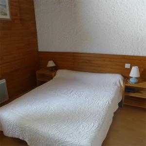 塞尼奥斯Réf 200, Seignosse Océan, Villa Patio au calme, à 2 pas de la plage des Bourdaines的卧室配有白色的床和2个床头柜