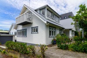罗托鲁瓦Lakes Lodge Rotorua的带阳台的白色房屋