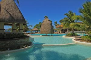 科隆Two Seasons Coron Island Resort的棕榈树度假村的游泳池