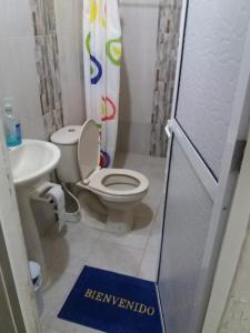 托卢Hotel Don Toño Tolú的浴室配有白色卫生间和盥洗盆。