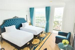 岘港岘港菲维特尔酒店的酒店客房设有两张床和一个阳台。