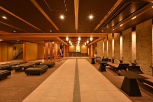 大津琵琶湖花街道旅馆的大楼内带长椅和桌子的走廊