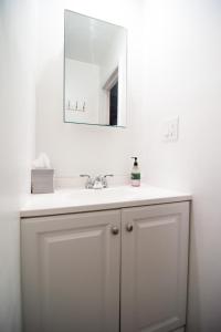 泽西市Historic 1869 Brownstone 15 min to NYC downtown的浴室设有白色水槽和镜子