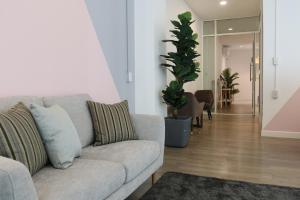 曼谷Airee Premier Residence的客厅配有灰色沙发和植物