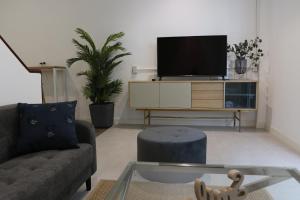 曼谷Airee Premier Residence的带沙发和电视的客厅