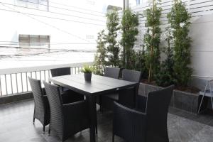 曼谷Airee Premier Residence的植物阳台的桌椅