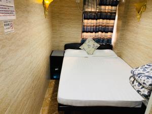 香港Sleep Inn的小房间设有两张床和窗户