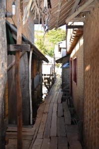 科隆Coron Backpacker Guesthouse的村里两座建筑之间的小巷