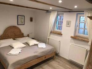 RysumFerienhaus Wattwurm的一间卧室配有一张带两个枕头的床