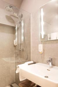 因斯布鲁克Daxburg Apartments的一间带水槽和淋浴的浴室
