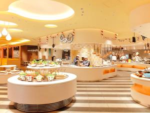 大阪环球影城维塔港酒店的餐厅里有人在厨房里准备食物