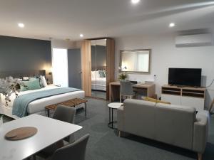 伊登图佛德湾汽车旅馆的酒店客房设有床和客厅。