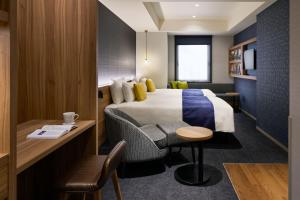 东京the b akasaka-mitsuke的配有一张床和一张书桌的酒店客房