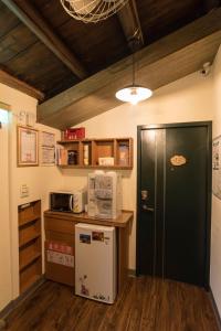 九份九山八海民宿的厨房配有冰箱和微波炉。