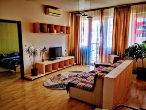 阿拉德Relaxing & Welcome Apartment, Ared, UTA - All Inclusive的客厅配有沙发和桌子