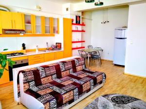 阿拉德Relaxing & Welcome Apartment, Ared, UTA - All Inclusive的厨房以及带沙发和桌子的客厅。