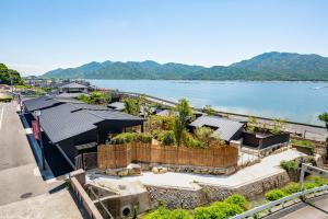 ŌnoMiyajima Hanarenoyado IBUKU Bettei All rooms have an open-air bath的水体旁建筑物的空中景观