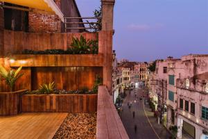 海口海口骑楼老街YHA民宿的从大楼的阳台上可欣赏到风景