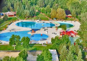 阿拉德Relaxing & Welcome Apartment, Ared, UTA - All Inclusive的公园内两个游泳池的顶部景色