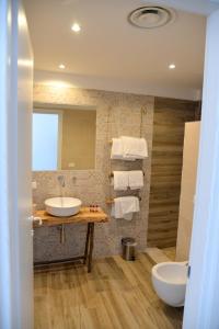 莫诺波利马赛利亚圣塔特雷莎酒店的浴室设有2个水槽和镜子