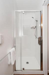 奥克兰Auckland Airport Motel的浴室里设有玻璃门淋浴