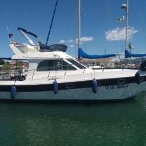 圣雷莫Sanremo charter boat and breakfast的一艘白船停靠在水中