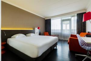 邦尼克普斯提里翁的酒店客房带大型白色床和椅子