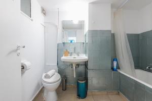 雅典太空天堂公寓的一间带卫生间和水槽的浴室