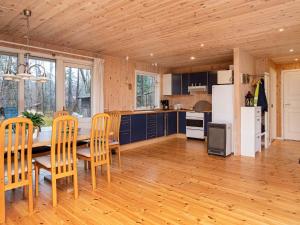 弗雷德里克斯伐克8 person holiday home in Frederiksv rk的厨房以及带桌椅的用餐室。