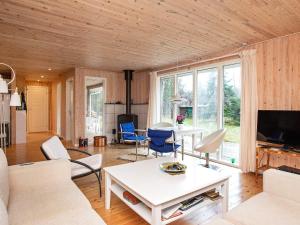 弗雷德里克斯伐克8 person holiday home in Frederiksv rk的客厅配有白色的桌子和椅子