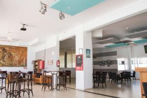 科斯塔特吉塞Apartamentos Lanzarote Paradise Colinas的餐厅内带桌椅的用餐区