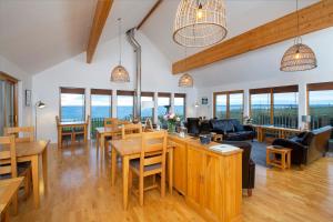 斯托诺韦广泛海湾之家酒店的客厅配有桌椅和窗户。