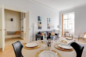 波尔多Le Palais Gallien的用餐室以及带桌椅的起居室。