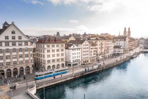 苏黎世Pop Up Hotel Krone Zürich的一座有河流、建筑物和火车的城市