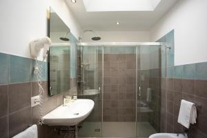 切萨雷奥港Podere40 Country Hotel的一间带水槽和淋浴的浴室