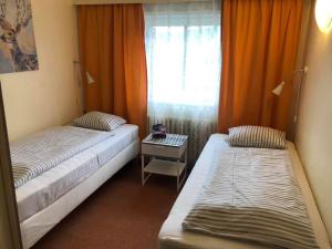 什平德莱鲁夫姆林罗莫卡酒店的小型客房 - 带2张床和窗户