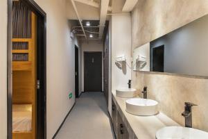 海口海口骑楼老街YHA民宿的浴室设有2个水槽和2个镜子