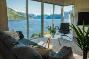 斯特兰达Fjord View Apartment的享有湖泊美景的客厅
