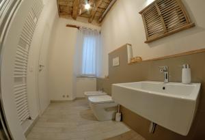 洛雷托B&B DEL CORSO的一间带水槽和卫生间的浴室